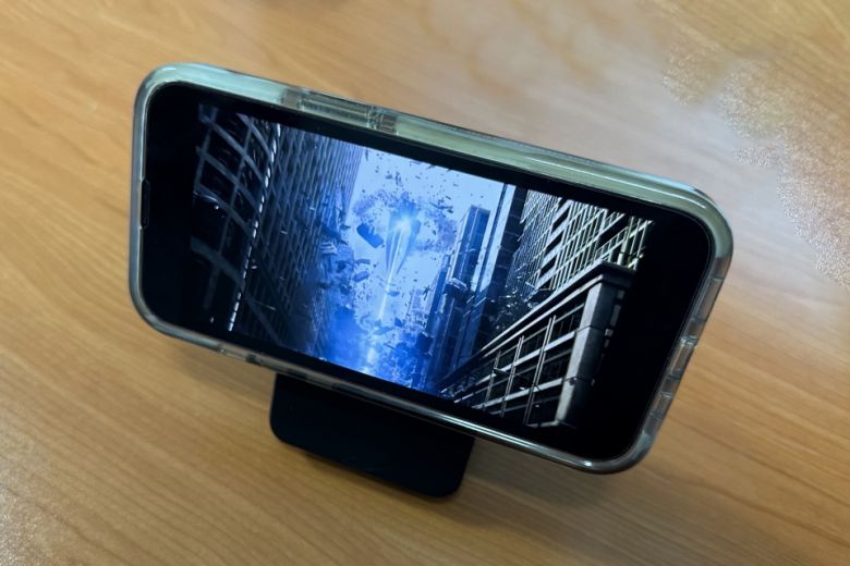 UMPB-MFPD20W를 아이폰 스탠드로 활용하는 것도 가능하다.