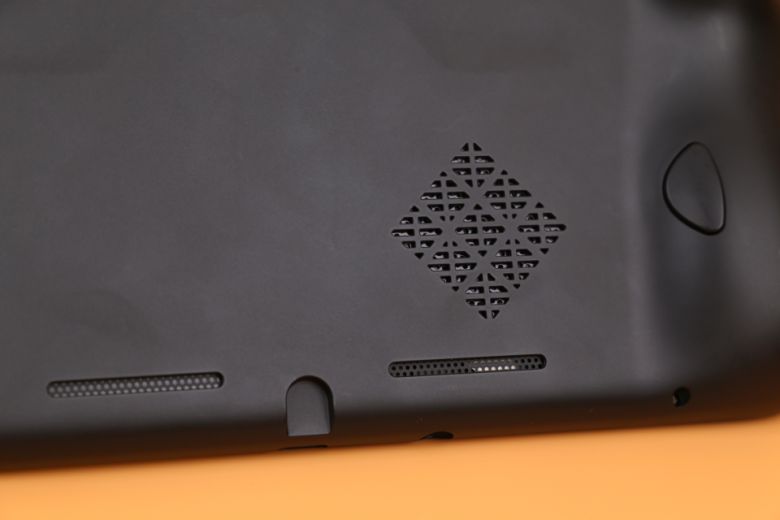 오딘 프로 뒷면에는 흡기구와 백 버튼 두 개가 위치한다.