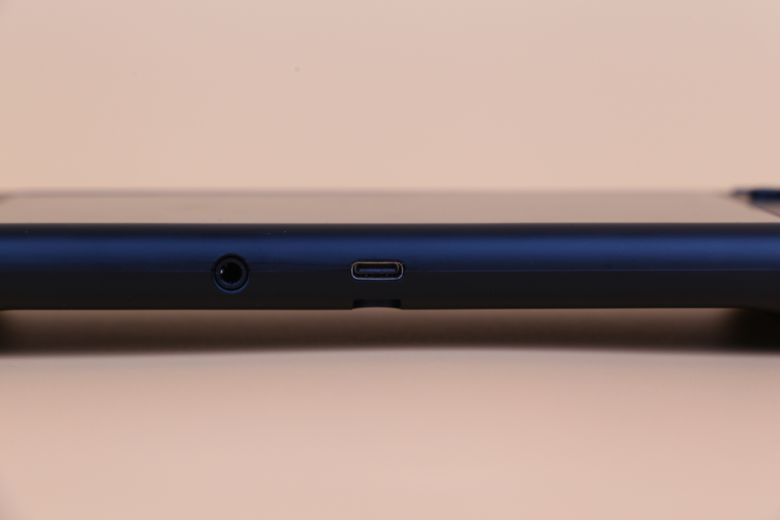 오딘 프로 하단에는 3.5mm 오디오 단자와 USB Type-C 단자가 위치한다.