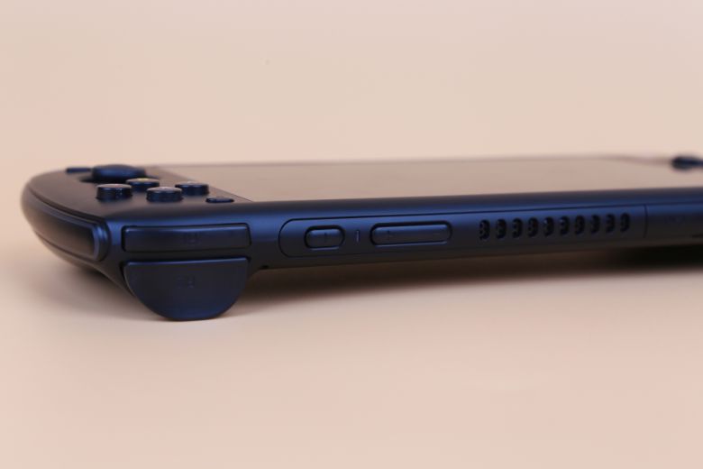 오딘 프로는 휴대용 게임기에서 사용되는 -,+ 배열이 적용됐다.