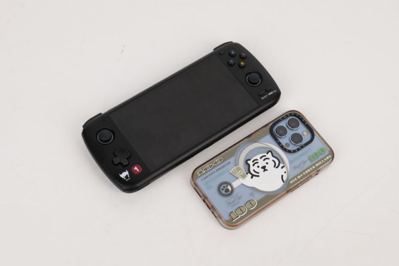 오딘 프로는 5.98형 디스플레이를 품은 휴대용 게임기답게 아담한 크기를 자랑한다.