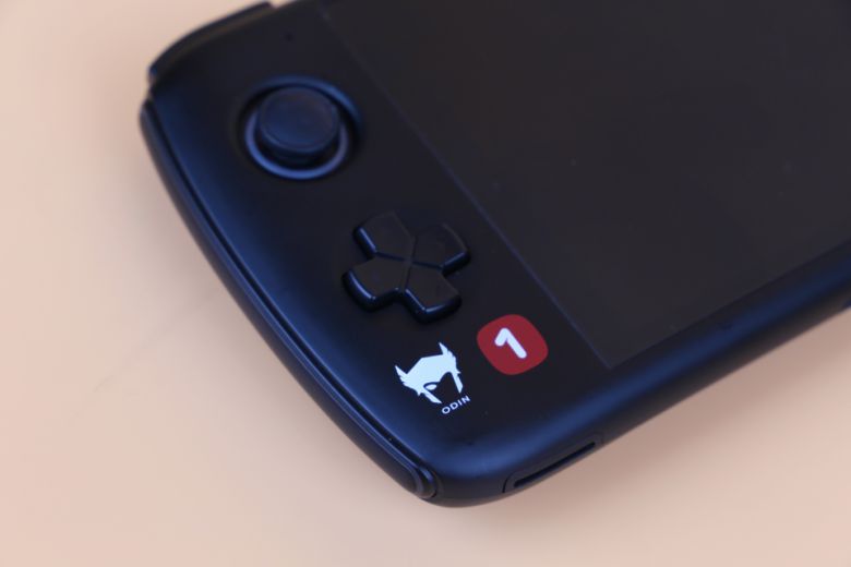 오딘 로고 옆에 레드 컬러가 메인인 원스토어 숫자 로고가 더해졌다.