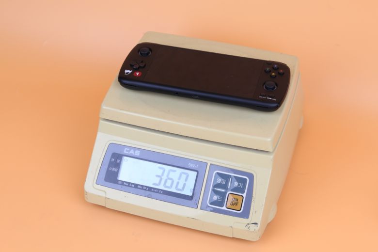 무게는 실측 기준 360g으로 확인됐다.