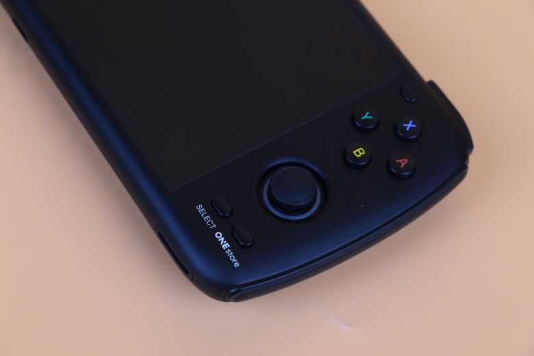 오른쪽 상단에는 안드로이드 홈 버튼이 있어 게임 중 터치 조작 없이 손쉽게 메인 화면으로 이동할 수 있다.