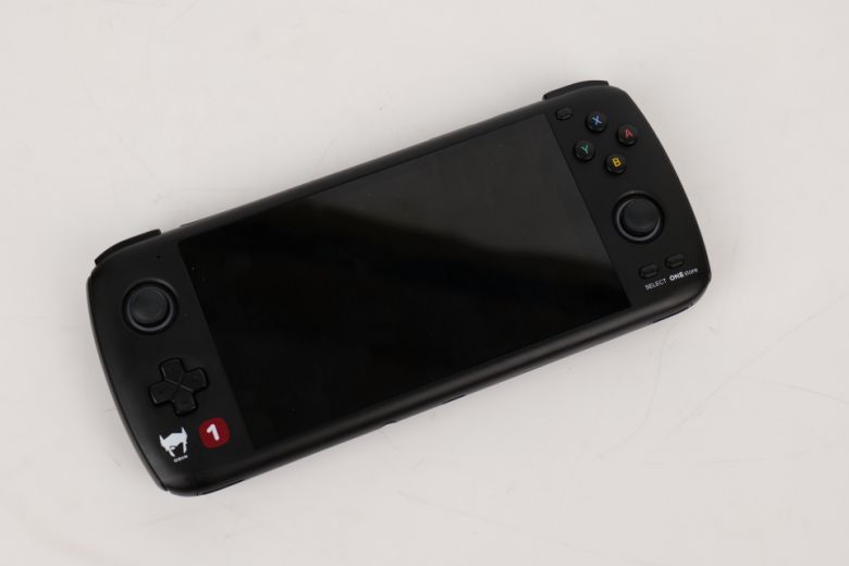 오딘 프로 본체는 기본적으로 다른 휴대용 게임기와 비교해도 큰 차이가 없는 디자인을 지녔다.