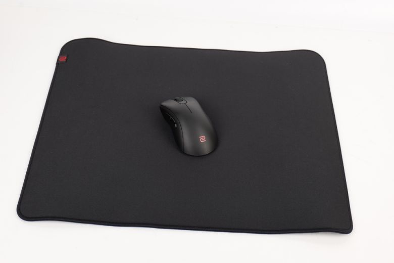 마우스 피트가 더 미끄러워졌기 때문에 조위 마우스패드 중 가장 ‘브레이킹’ 성향이 강한 SR 시리즈와 어울린다(사진은 G-SR).