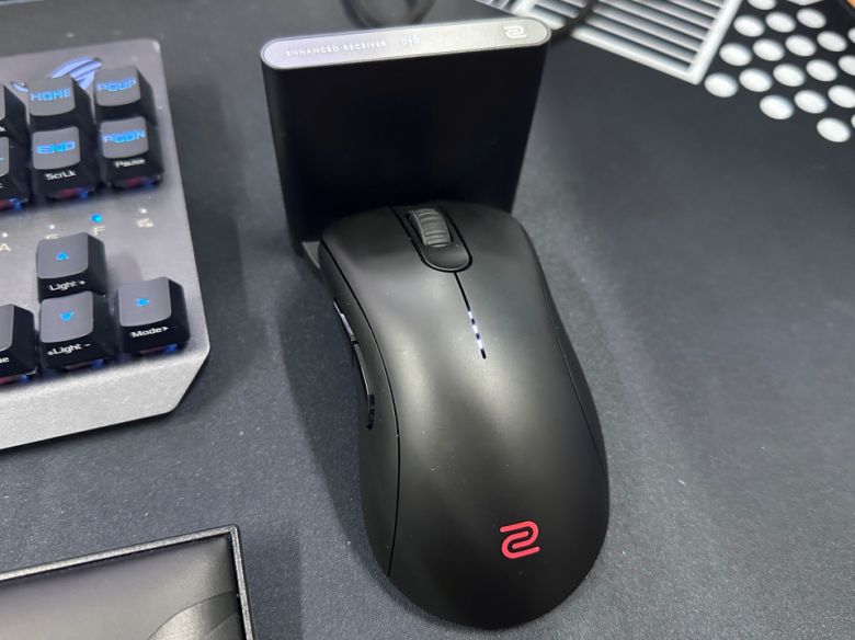 마우스를 완전히 들지 않고 앞부분만 살짝 들어서 올려놓으면 알아서 제자리를 찾아 충전이 시작된다. 충전 상태를 알려주는 LED가 마우스 휠 아래에 존재하는데, 평소에는 점등되지 않는다.