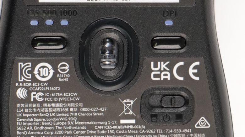 마우스 아래에 DPI, 폴링 레이트 버튼이 각각 존재한다. 동글 연결, 충전 독 연결 모드 또한 버튼으로 제어할 수 있다.