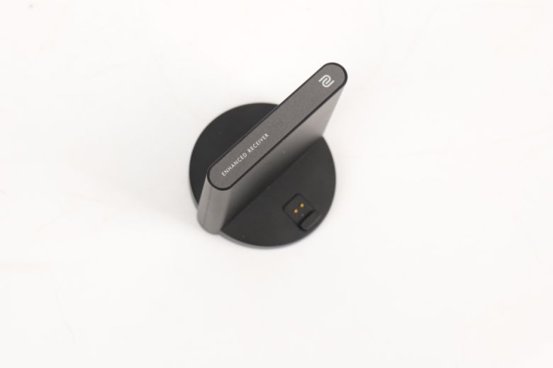 USB Type-C 케이블과 연결되는 충전 독. 마우스를 얹으면 자석으로 제 위치를 찾아 달라붙는다.