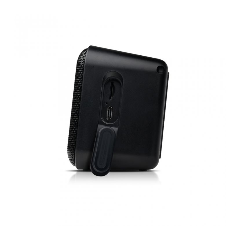 고무 커버 뒤에 전원 충전용 USB Type-C 단자와 TF 슬롯이 위치한다.