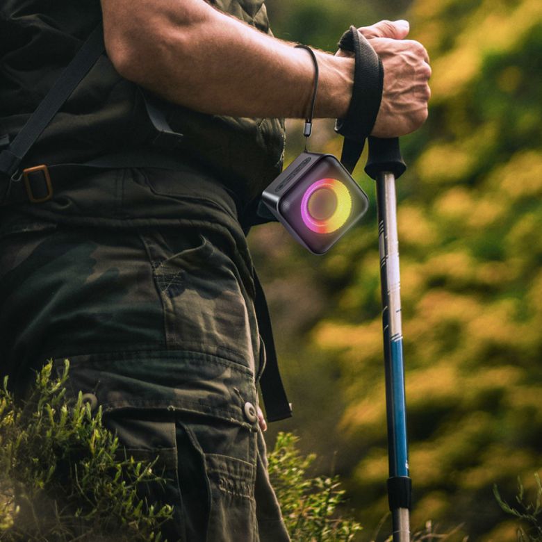 IPX6 등급 방수가 적용되었으며 스트랩을 제공해 아웃도어 활용성을 극대화했다.