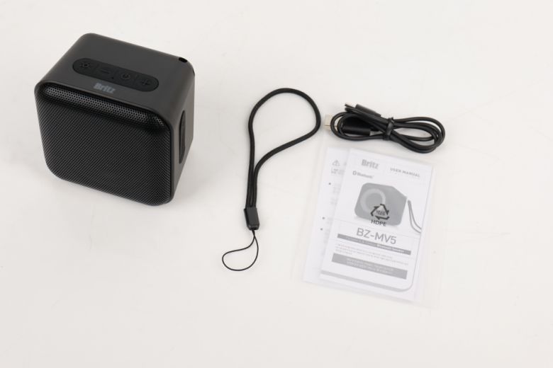 본체, 스트랩, USB Type-C 케이블, 설명서 등을 제공한다.