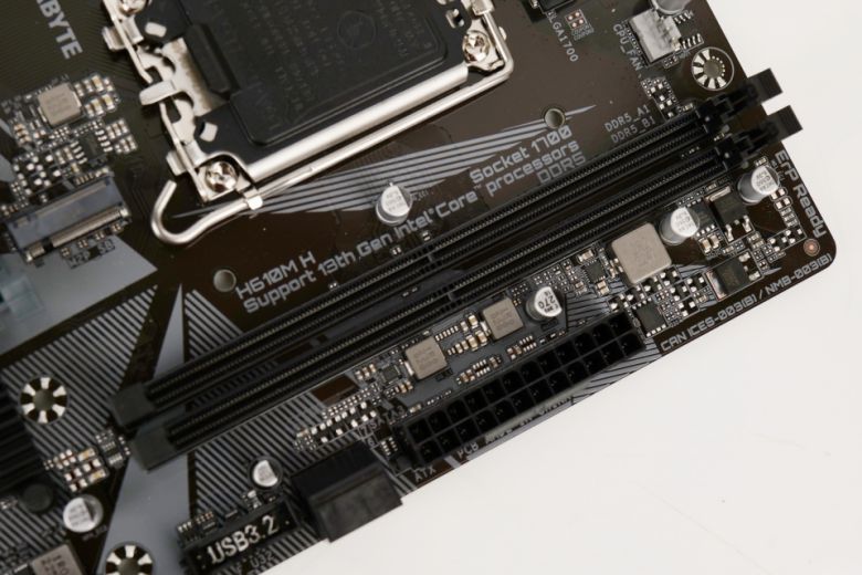 동급의 DDR4 메인보드와 가격 차이가 적음에도 불구하고 DDR5 메모리를 지원한다.