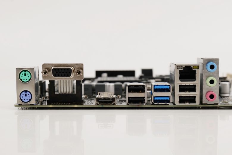 PS/2 키보드 및 마우스 단자, D-Sub 단자, HDMI 단자, USB Type-A 단자 6개, 오디오 단자, 그리고 기가비트 랜 단자를 품었다.