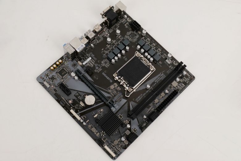 블랙 PCB에 사선 인쇄를 더해 세련된 인상이며, 미래지향적인 느낌도 든다.