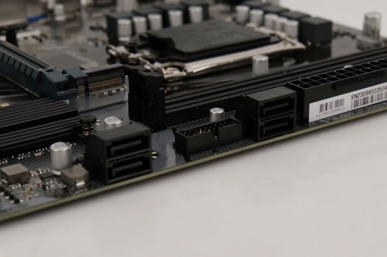 이외에도 이 메인보드에는 4개의 SATA3 단자가 위치한다.