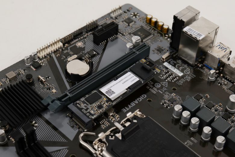 직접 M.2 SSD를 설치해보니 M.2 SSD가 흔들리지 않고 안정적으로 고정됐다.