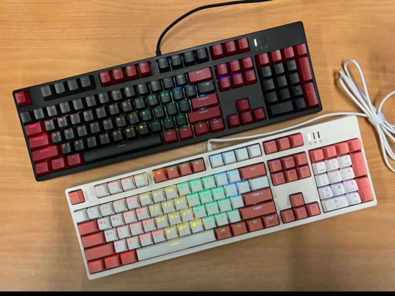 앱코 K669에는 컬러 LED가 적용됐다.