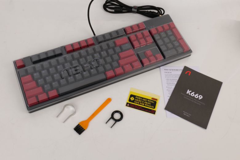 키보드, 키캡 풀러, 스위치 풀러, 브러쉬, 매뉴얼, 루프가 제공된다.