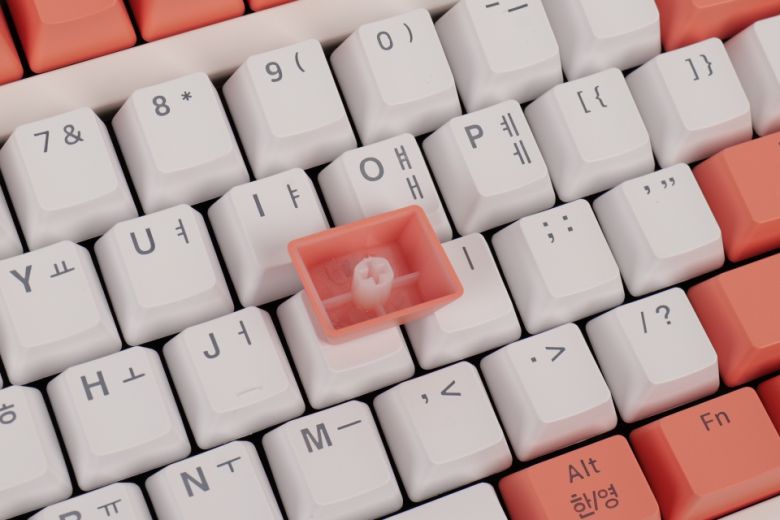 이중 사출 구조를 적용한 덕에 장시간 사용해도 각인이 지워지거나 번지지 않는 것이 특징이다.