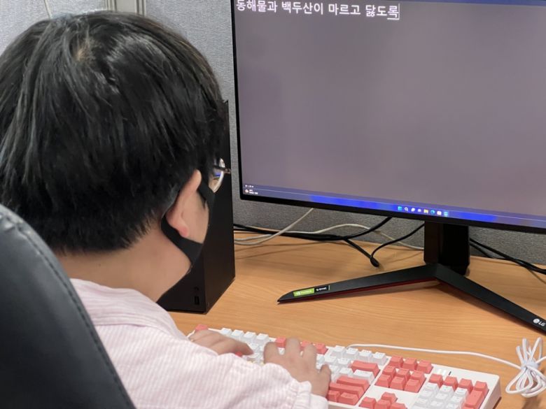 직접 타건해 보니 클릭 타입의 스위치로 ‘찰칵’ 거리는 타건감이 인상적이다.