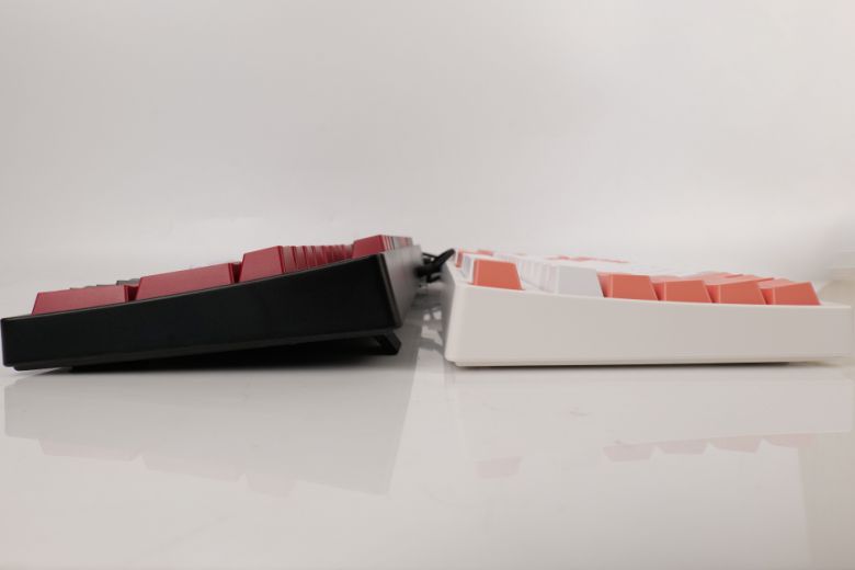 키보드 하단에는 높낮이 조절 다리가 부착되어 두 가지 각도 중 원하는 각도로 타건할 수 있다.