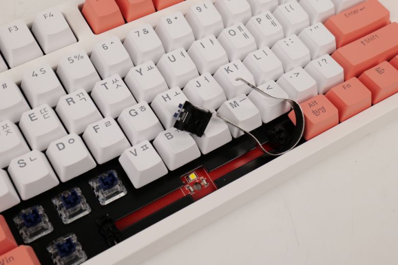 이 키보드는 사용자가 직접 스위치를 분리 후 교체할 수 있는 구조로 제작됐다.