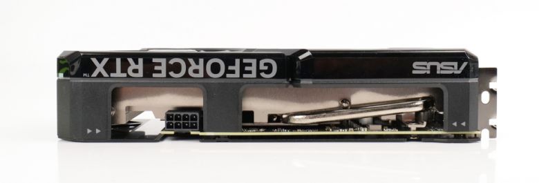 단일 8핀 PCIe 전원 커넥터를 사용한다.