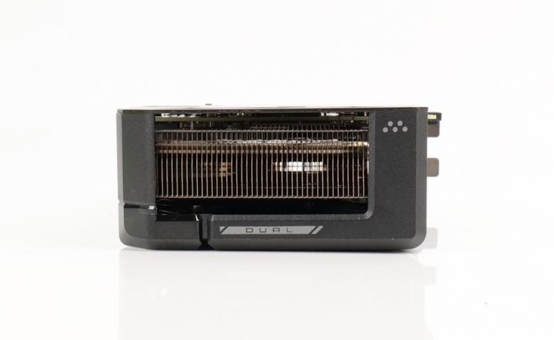 촘촘하게 배열된 히트싱크를 탑재했다.