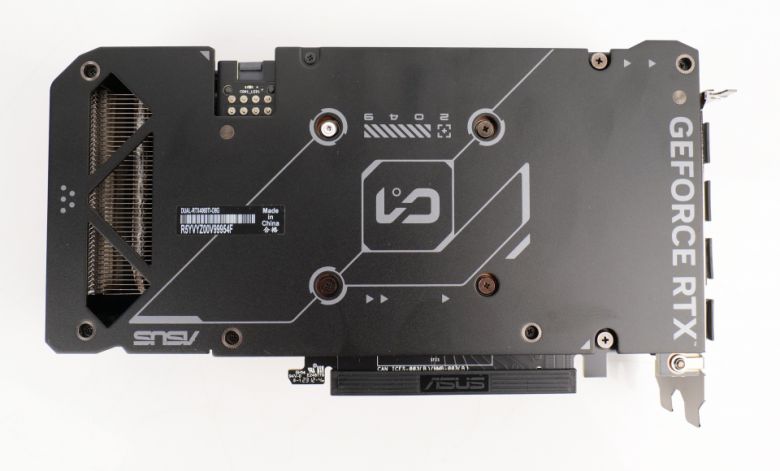 알루미늄 백플레이트가 적용되어 PCB의 구부러짐을 방지했다.