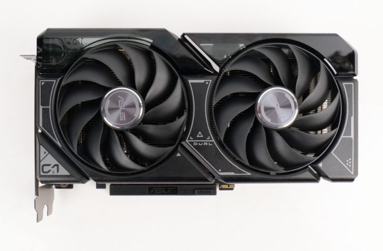 2개의 쿨링팬이 탑재된 트윈 쿨링팬 시스템을 채택했다.