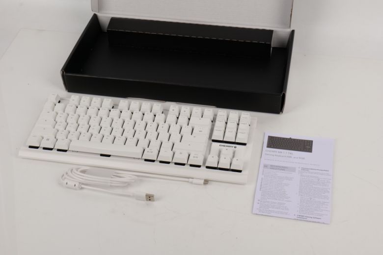 본체, 설명서, USB Type-C to A 케이블이 제공된다.