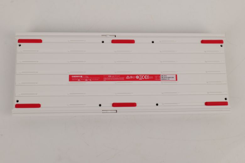 키보드가 밀리지 않도록 여섯 군데에 고무 패킹을 배치했다.