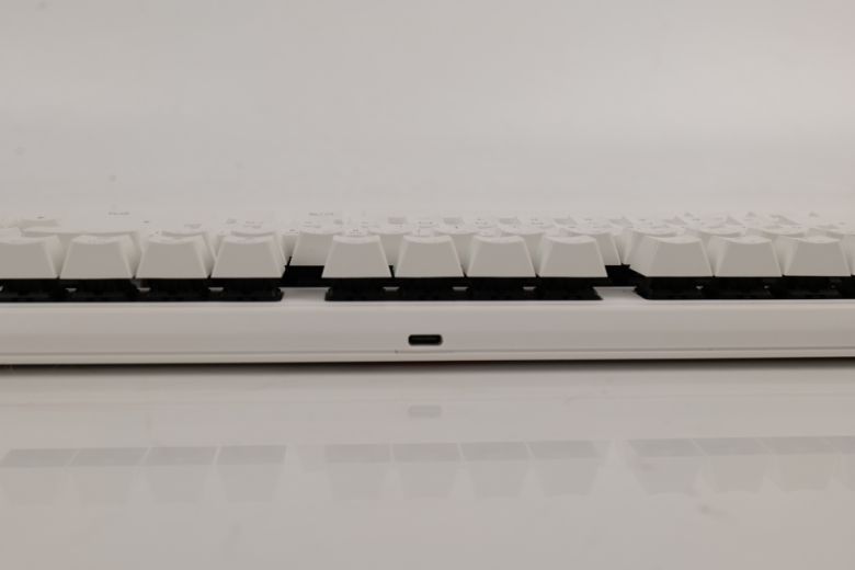 무보강 구조인데도 일견 ‘비키’ 스타일처럼 보인다. 분리형 케이블은 F7키에 위치한 USB Type-C 단자에 결합된다.