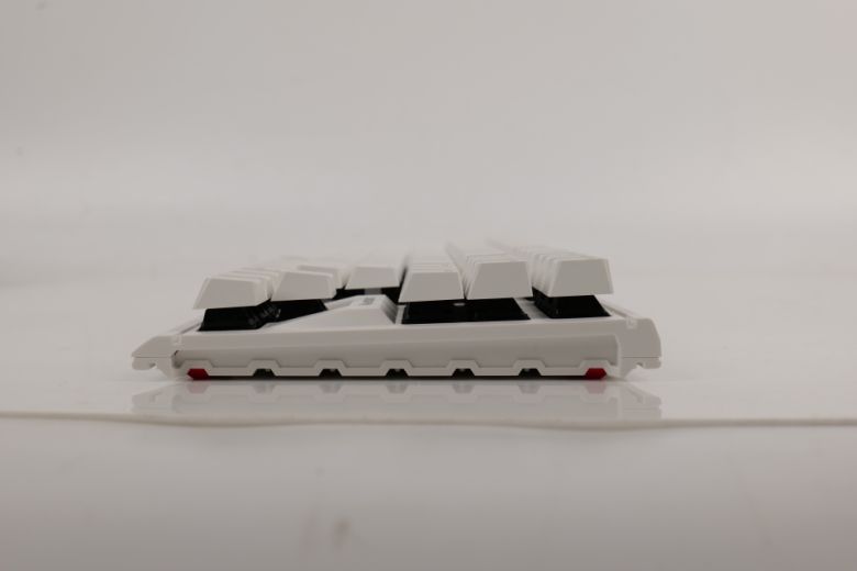 키캡의 각도가 손에 편안하도록 휘어진 ‘스텝스컬처2’ 디자인이 적용되었다.