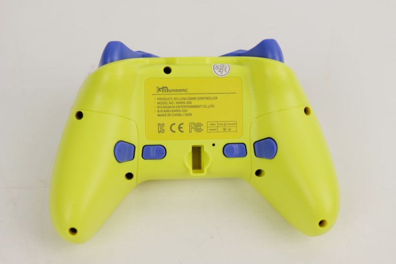 게임패드 후면에는 총 4개의 백 버튼이 더해졌기 때문에 복잡한 조작도 손쉽게 입력할 수 있다.