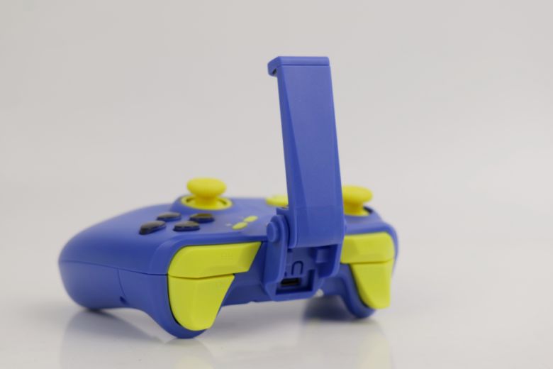 동봉된 스마트폰 클립을 거치한 상태로도 USB Type-C 단자를 사용할 수 있도록 설계됐다.