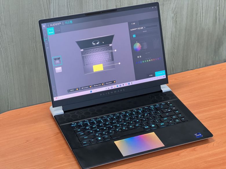 터치패드에도 화려한 RGB LED가 적용된 점이 인상적이다.