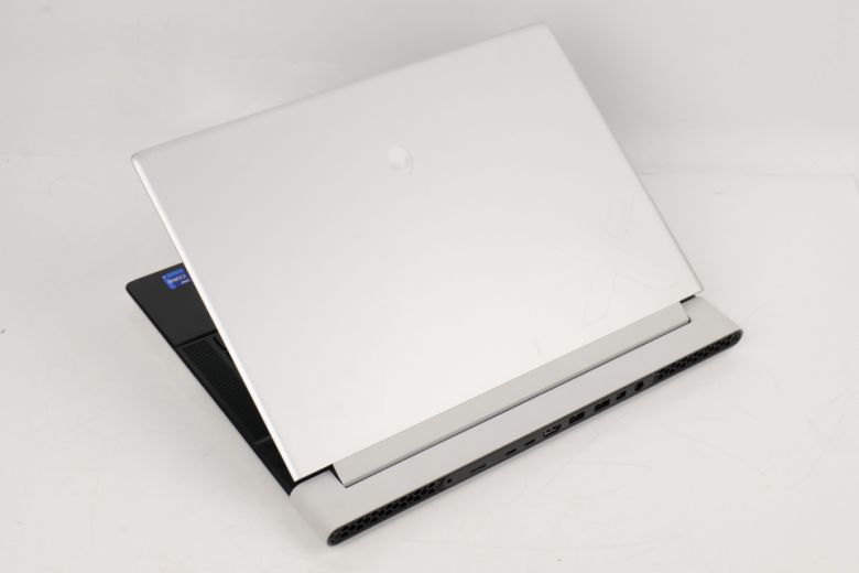 상판에 적용된 에일리언웨어의 상징인 외계인 로고도 눈길을 사로잡았다.