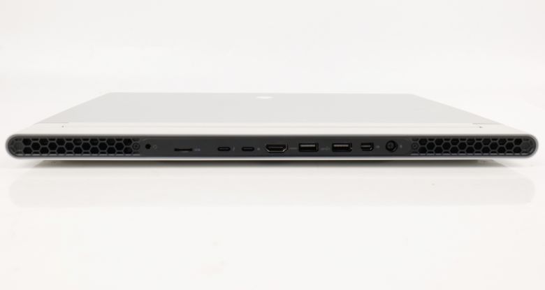 노트북 후면에 모든 단자가 집약되어 있다.