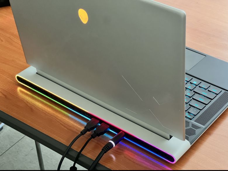 후면에는 100개의 마이크로 LED로 구성된 스타디움 조명이 위치한다.