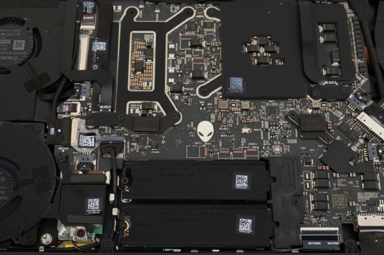 두 개의 M.2 NVMe SSD 슬롯을 갖췄고 원한다면 Raid 0로 구성하여 더욱 빠른 속도로 사용할 수도 있다.