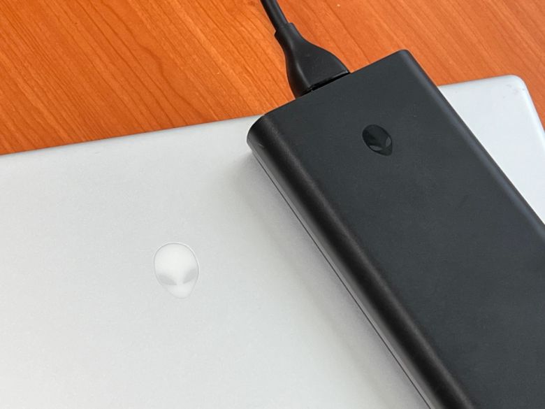 동봉된 충전기는 330W 출력을 지원하며, 높은 출력 대비 사이즈가 작다.