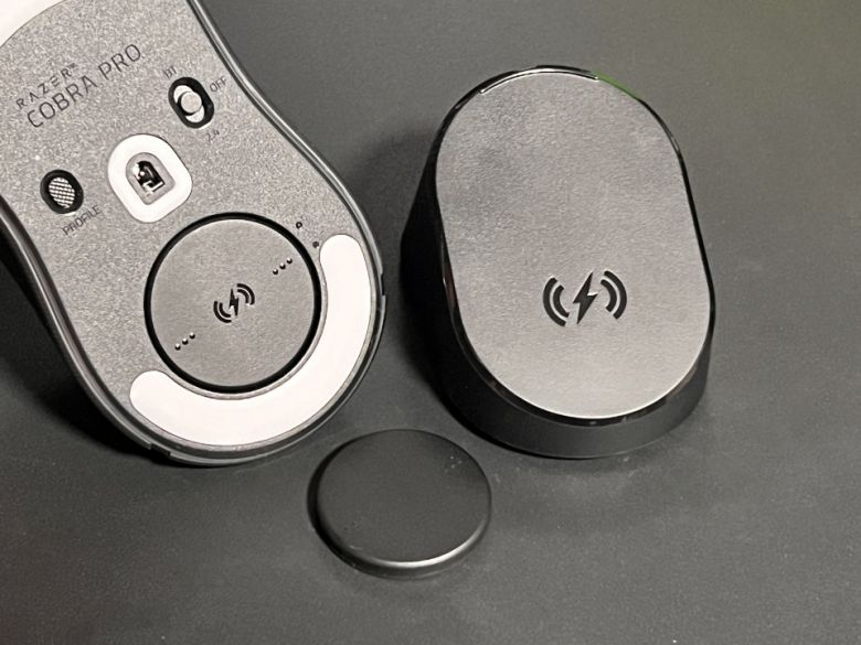 마우스 하단의 퍽 커버를 분리한 뒤 독 프로에 함께 제공되는 무선 충전 퍽을 장착하면 Qi 무선 충전이 가능하다.