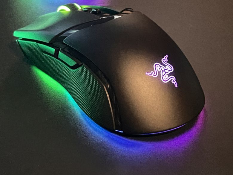 코브라 프로는 작은 게이밍 마우스라는 게 믿겨지지 않을 정도로 화려한 RGB LED를 구현한다.