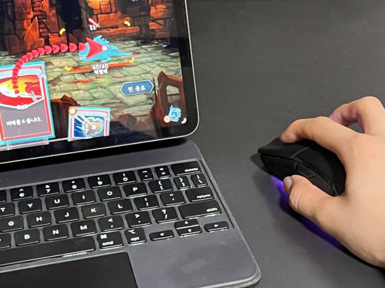 아이패드 프로와 페어링한 후 모바일 게임을 플레이하는 것도 가능했다.