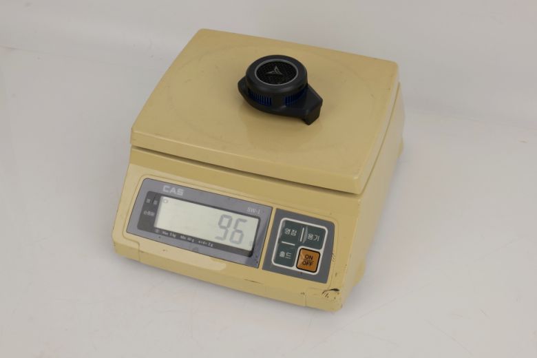 무게는 실측 기준 98g으로 확인됐다.