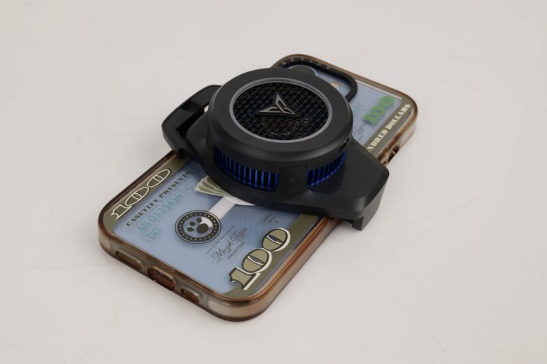 스마트폰은 클립 방식으로 단단하게 고정되며, 6.8형(갤럭시 S23 울트라)까지의 크기와도 호환된다.