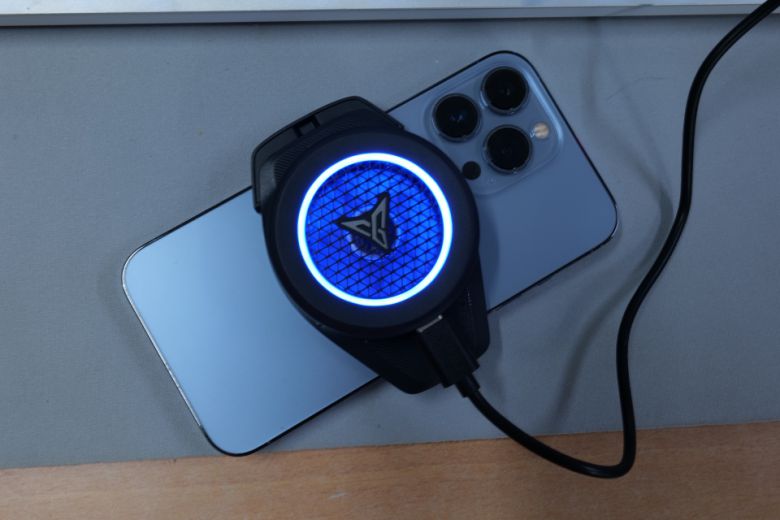 B6 쿨러에는 블루 LED가 적용됐다.