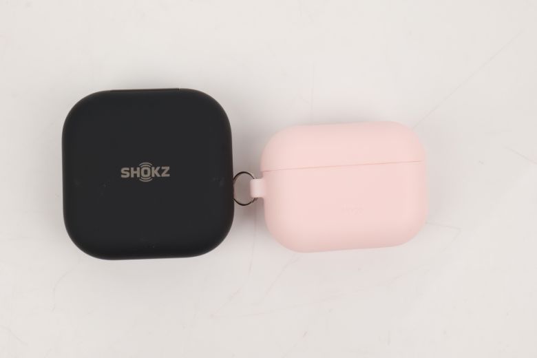 가로 길이는 거의 유사했으며, 세로는 샥즈 오픈핏이 더 큰 편이다.